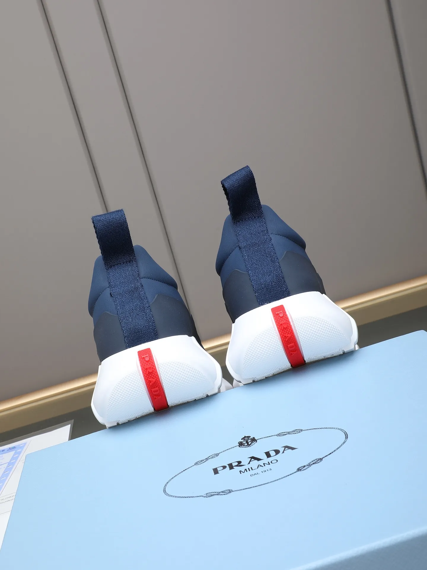 Men's shoes 💰500 PRADA/Prada men's lace-up casual sports shoes, the upper is made of imported first-layer calfskin, soft, comfortable and breathable ➕ washed sheepskin! The tongue is decorated with the PRADA brand letter logo. The rubber thick sole echoes the red label tongue. The style is fashionable and elegant. The details are carefully crafted. A casual sports shoe with a super western style and excellent breathability!  Size: 38-44 (45 46 customized)